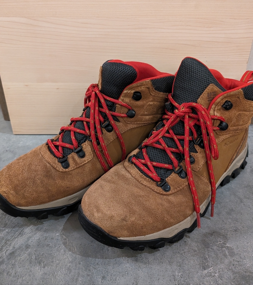 Columbia Newton Ridge Plus II MENS size 9.5 WIDE Waterproof Hiking Boots